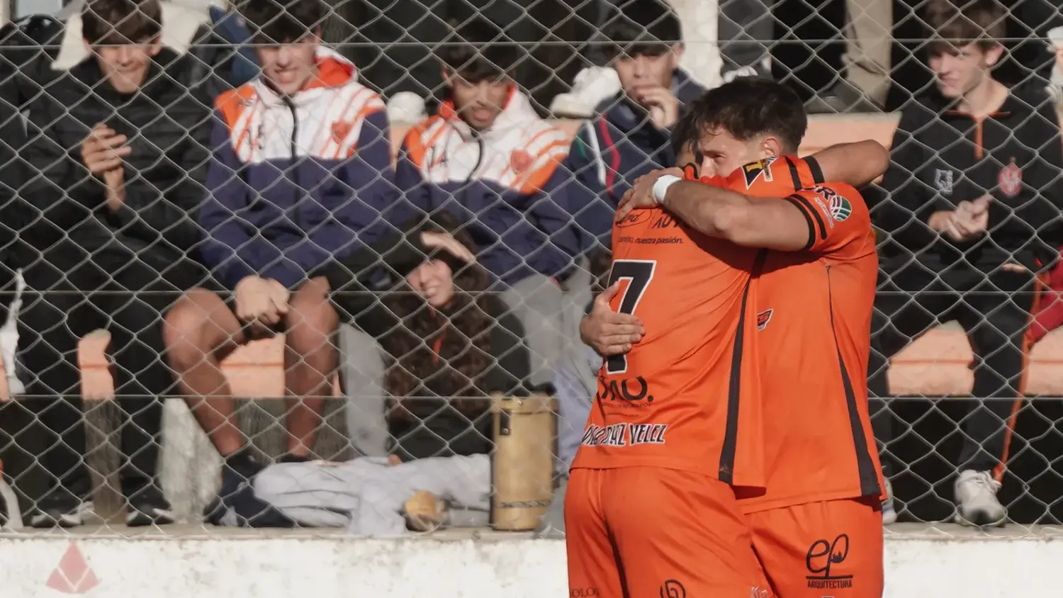 Abrazo entre primos. Matías Martínez Kressi, asistió a Juan Ignacio Calderón para el primer tanto