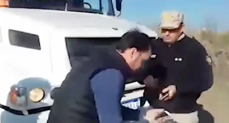 Obras para evitar inundaciones: Tenso cruce entre intendente de Rivadavia y policía de La Pampa que le impedía el paso