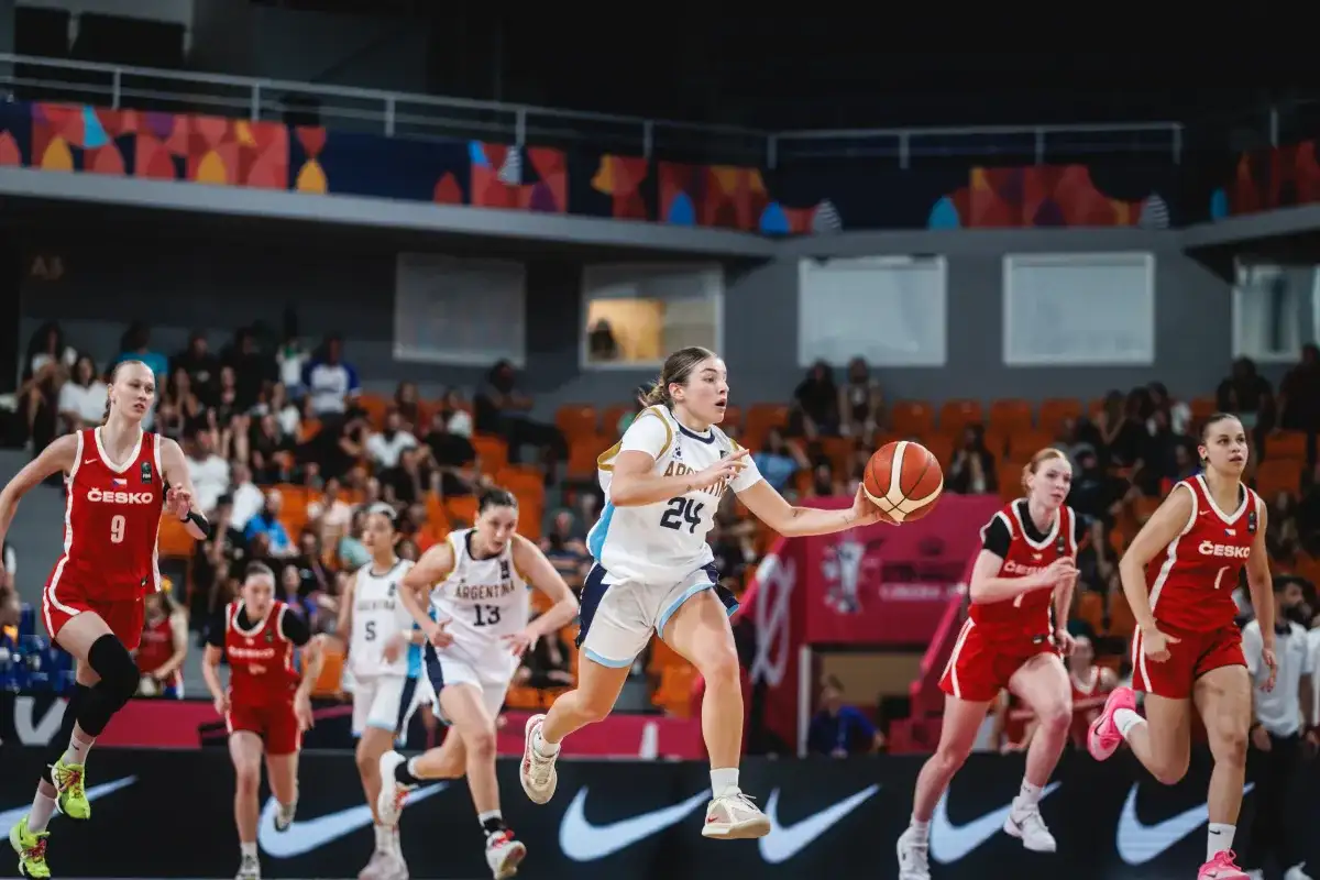 Juana Barrionuevo en el aire (Foto: FIBA)