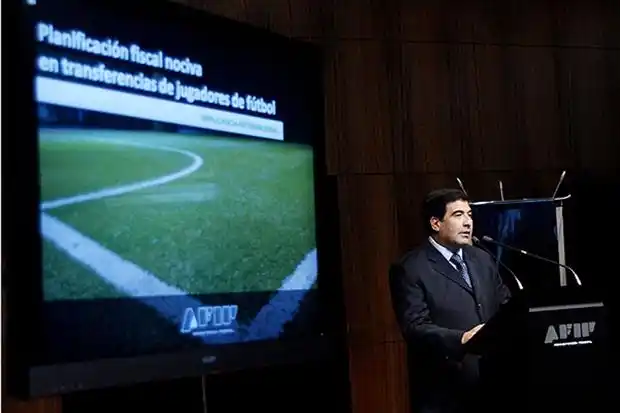 AFIP prohibe intermediarios en el fútbol: Los derechos, del club o de los jugadores