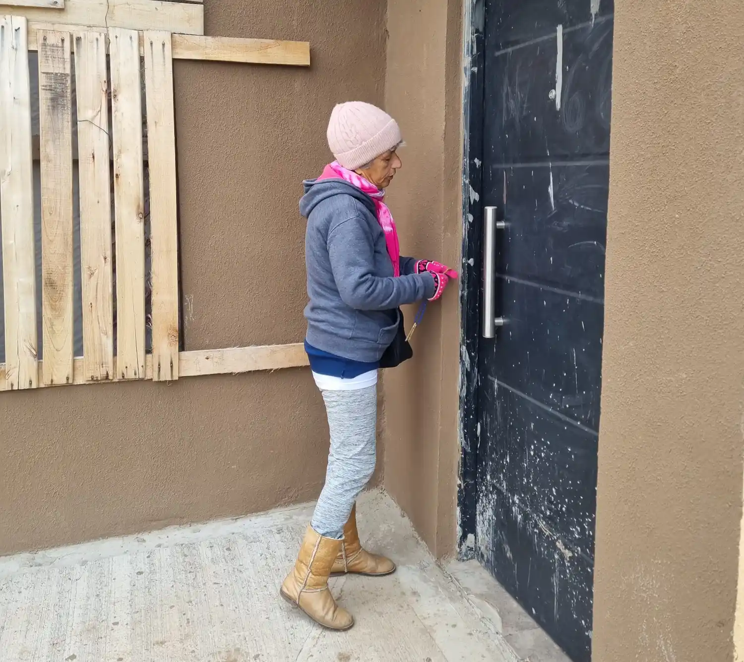 Adriana espera que le digan la verdad y la liberen de problemas para poder terminar su casa. Ya pagó por agua y cloacas.