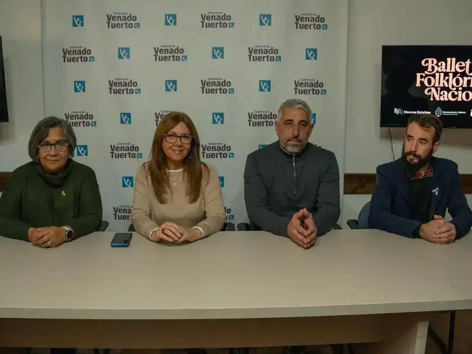 Presentación del espectáculo junto a las autoridades locales y de la provincia. Foto: MVT