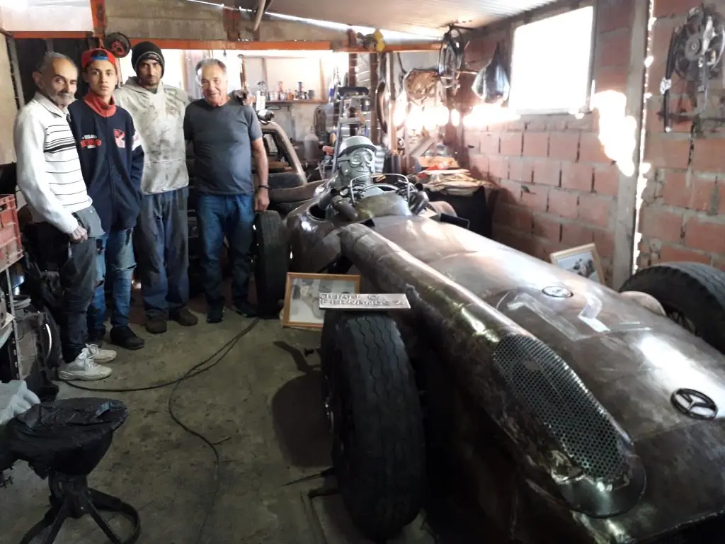 Mecánico construyó una  réplica de auto de Fangio