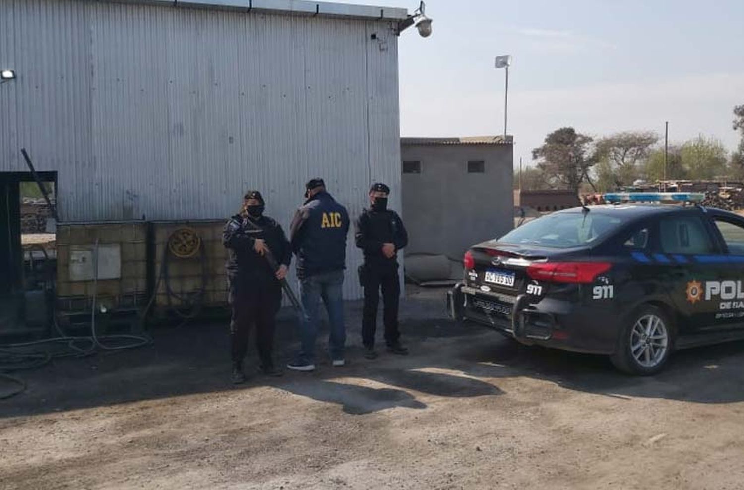 Piratas del asfalto: allanamientos de la policía por el robo de diez toneladas de maíz de un camión