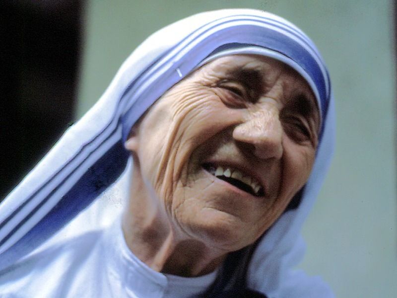 Entre los santos y beatos de hoy destaca la memoria de la beata Madre Teresa de Calcuta, símbolo de entrega y servicio a los pobres. Foto: Gentileza