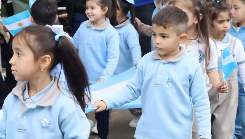 Con una masiva participación, Concordia vivió el desfile cívico-militar por el 25 de Mayo