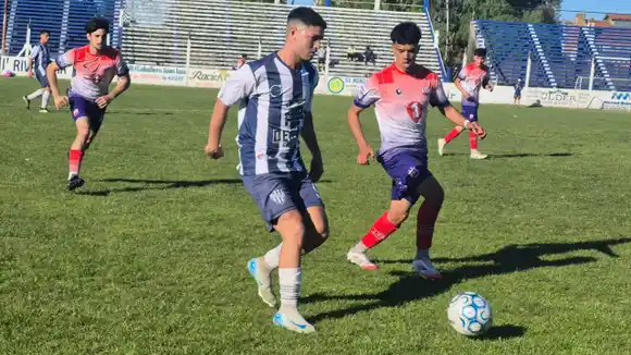 Fútbol local: Rivadavia venció a Del Valle y se salvó de la promoción