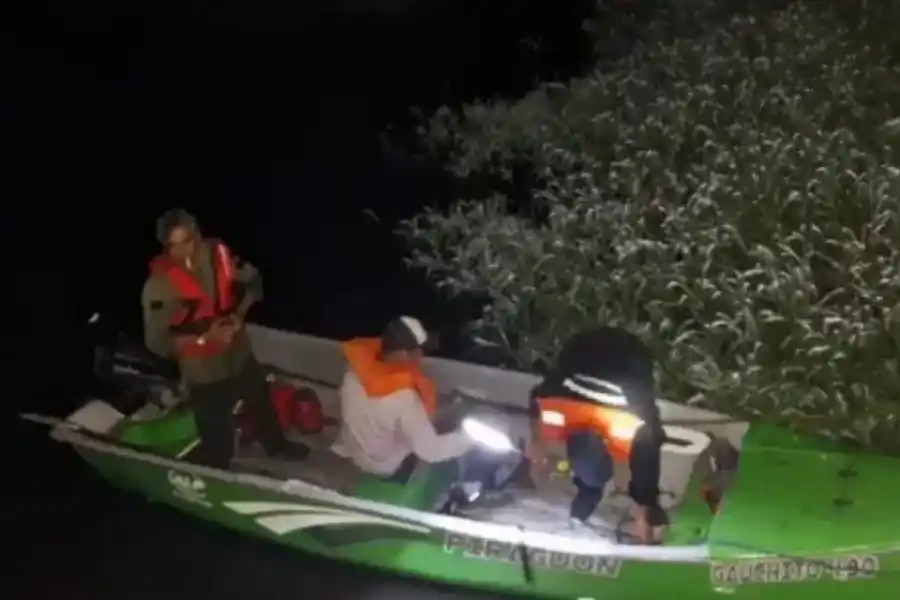 Un hombre se arrojó a un río para buscar un vino y murió ahogado