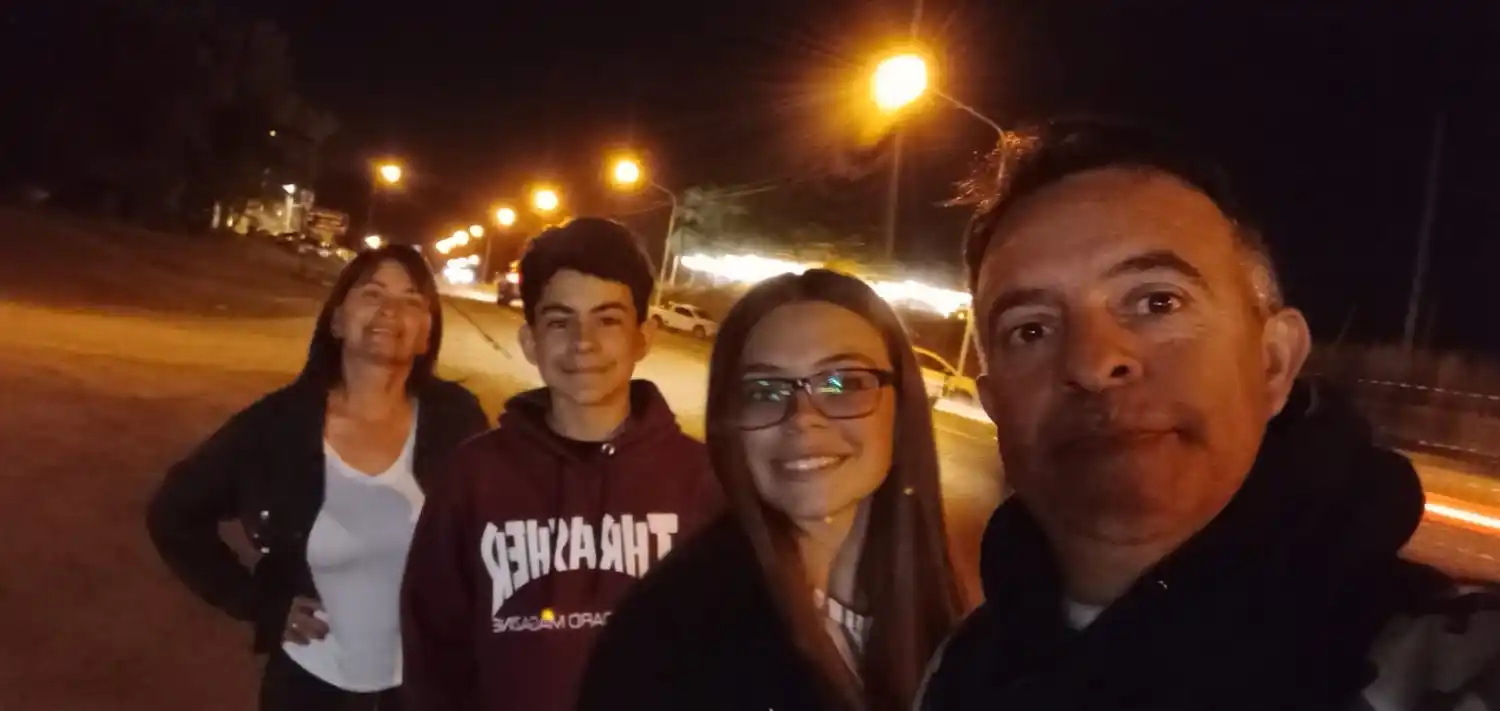 Nuestro invitado acompañado de su familia Naty, Valentina y Thiago.