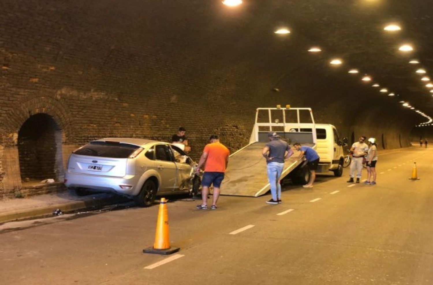 Tremendo choque dejó un auto semi destruido que tuvo que ser retirado por la grúa