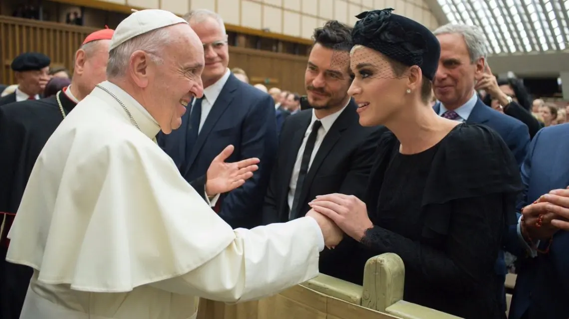 Emotivo encuentro de Katy Perry y Orlando Bloom con el Papa