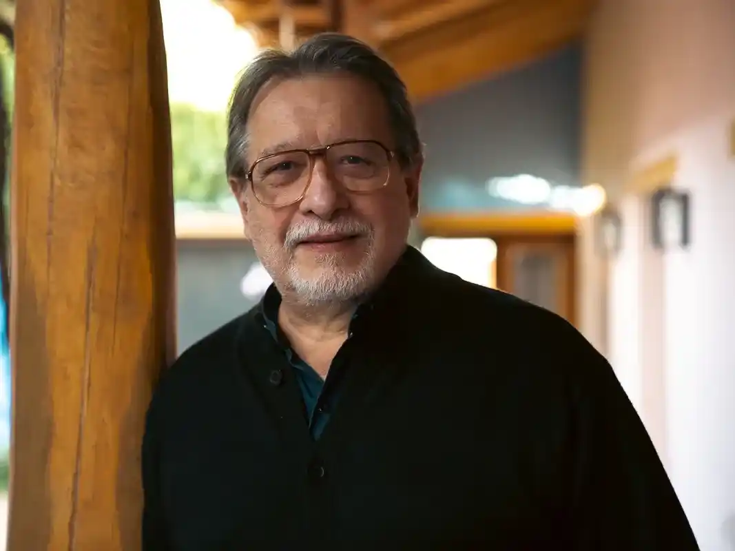 Enrique Llopis presenta su libro en homenaje al cantante santafesino.