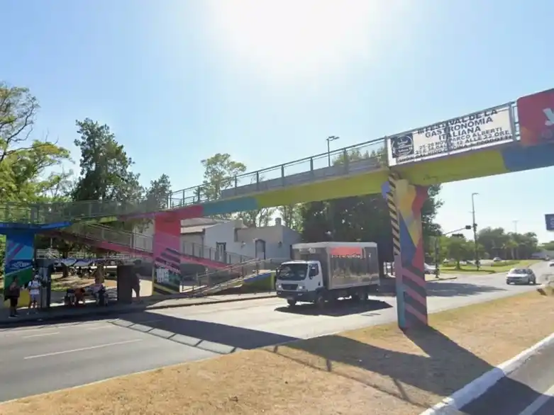 Murió una mujer de 24 años tras caer de un puente peatonal en La Plata