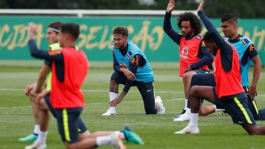 Neymar sintió dolores en su pie operado y sufre Brasil