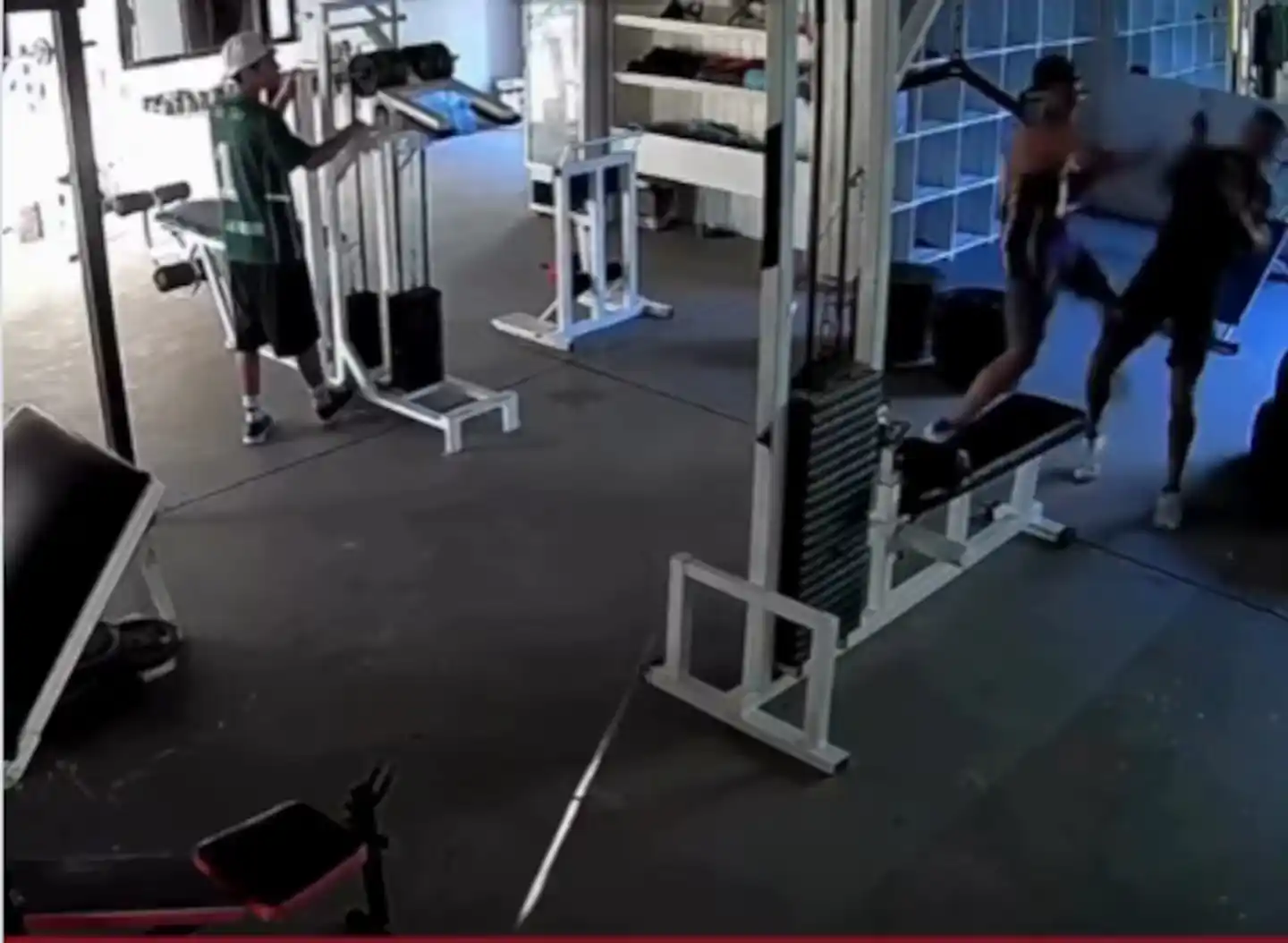 La secuencia quedó grabada por las cámaras de seguridad.