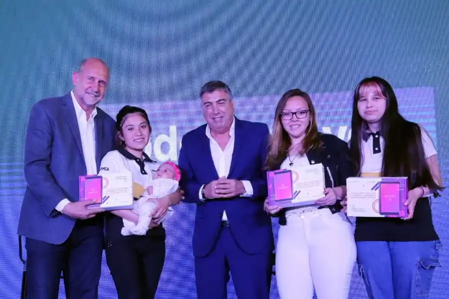 Provincia y Nación comenzaron con la entrega de más de 5.000 tablets en todo el territorio santafesino