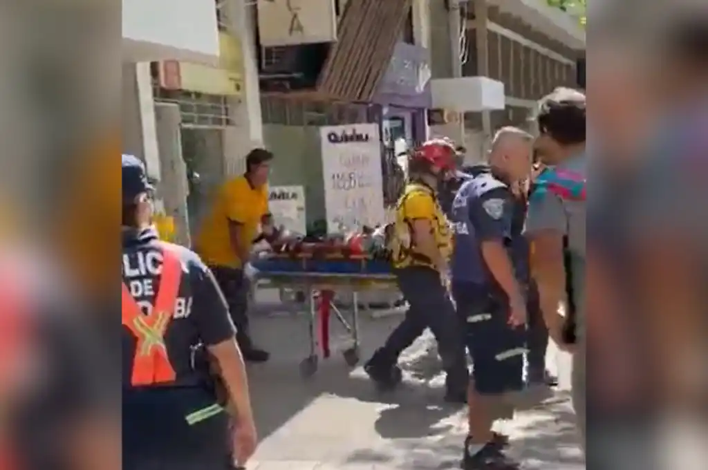 En medio de insultos de los vecinos, el ladrón fue trasladado en ambulancia.