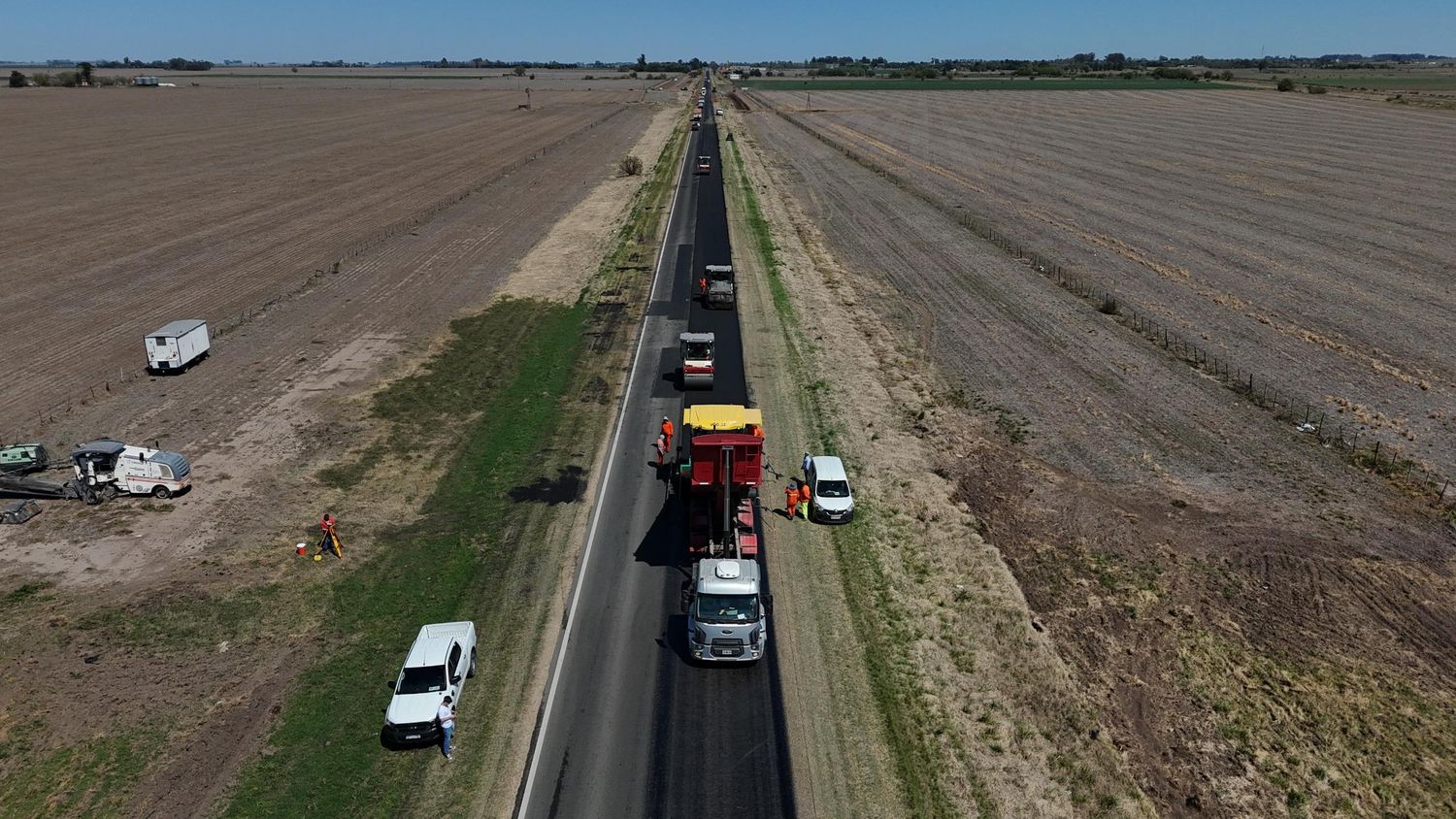 Las máquinas trabajando a pleno en la repavimentación de distintos tramos de la ruta provincial.