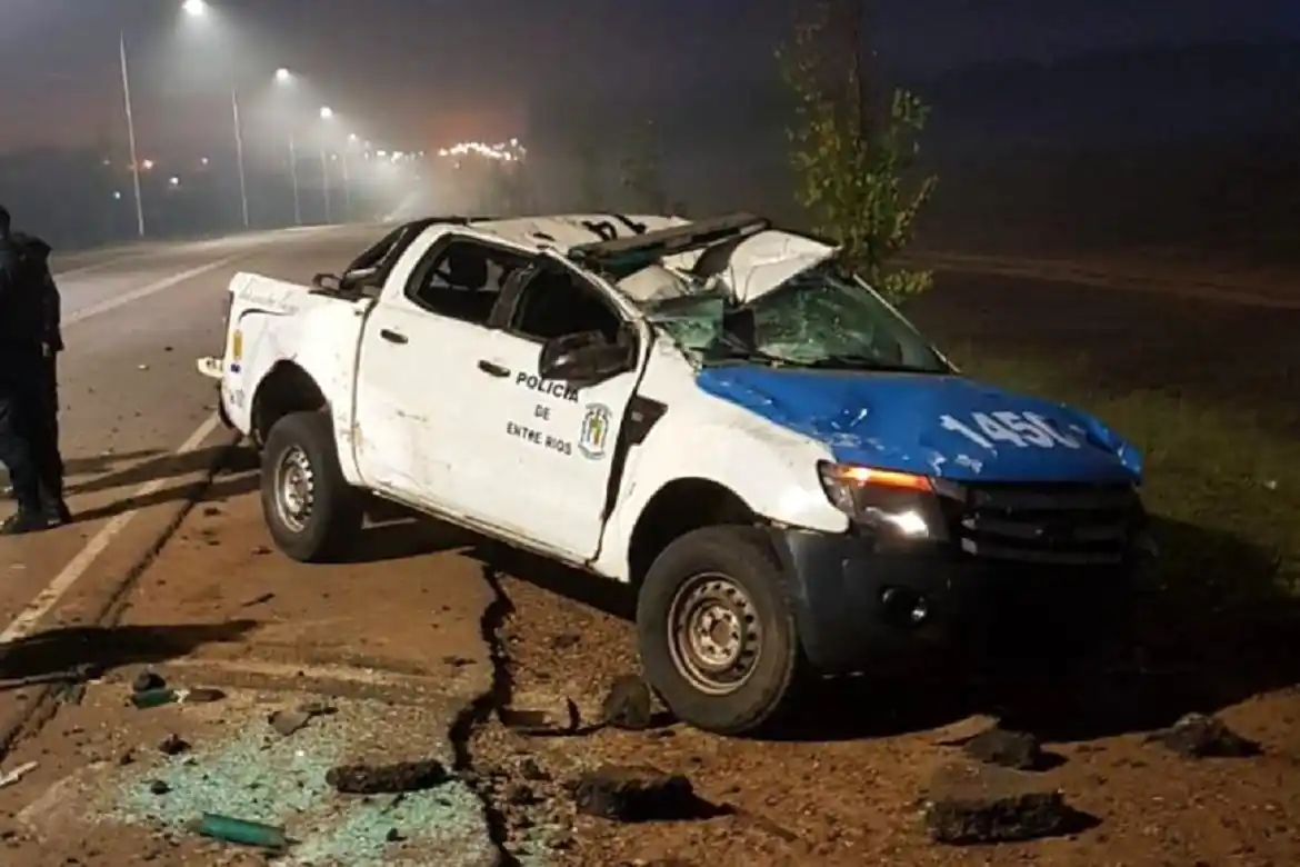 Una camioneta policial chocó y volcó en un acceso en construcción