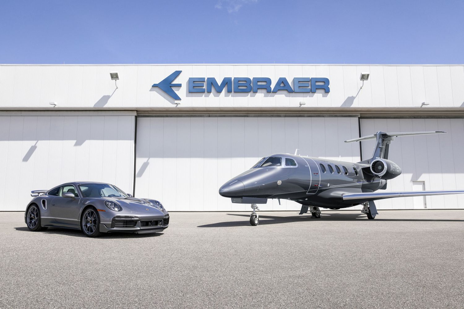 Duet: La edición limitada del Porsche 911 Turbo S y el Embraer Phenom 300E tienen mucho en común