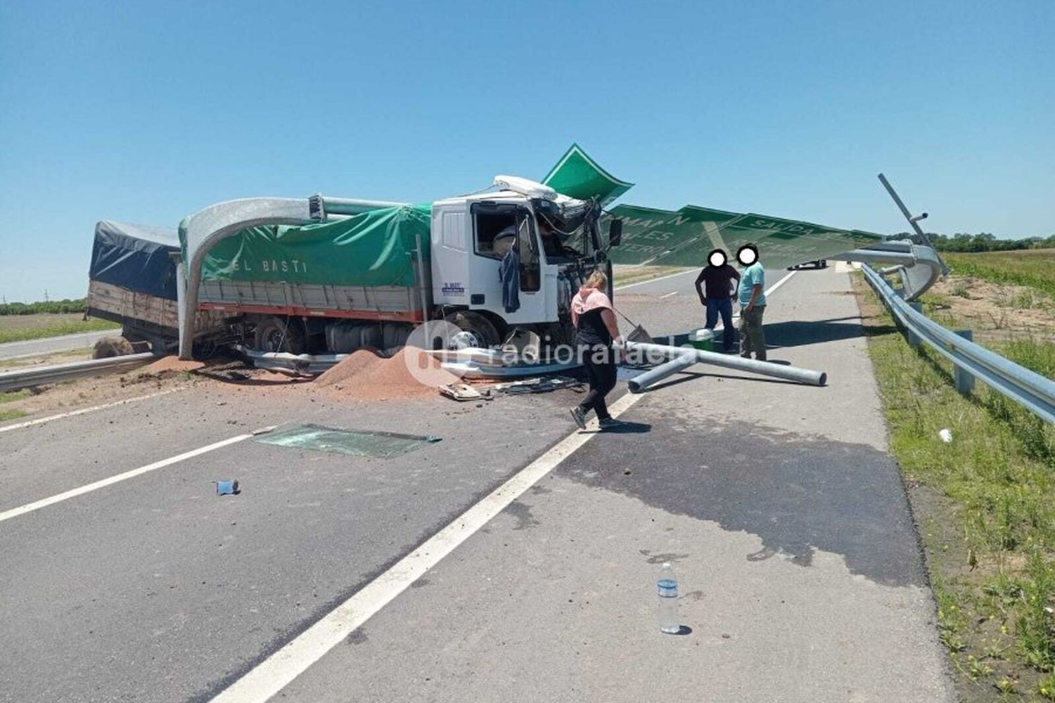 Accidente de un camión en la Variante Rafaela  terminó destruyendo un cartel de señalización