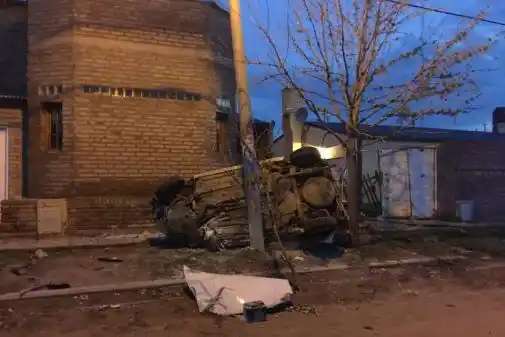 Rivadavia: Escapó de un control, atropelló y murió tras un vuelco