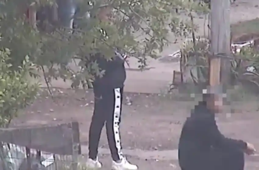 Cerrito Sur: en plena calle, jóvenes se mostraban con réplicas de armas