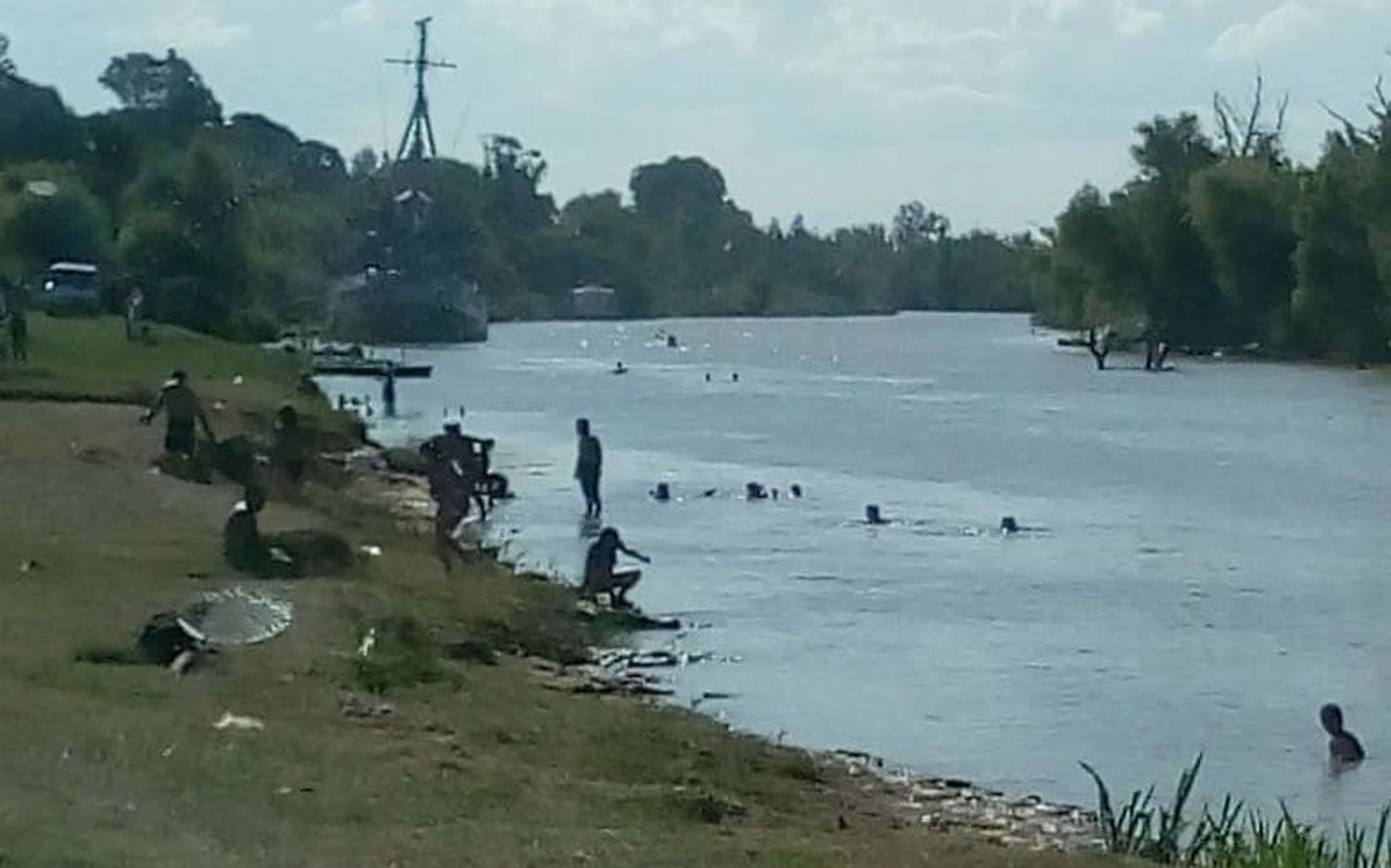 Vecinos advierten por bañistas en zonas peligrosas de la costa