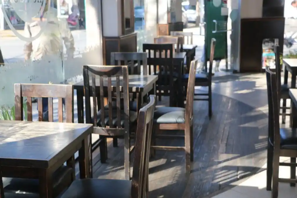 El local tiene una capacidad de 16 mesas y 50 sillas.