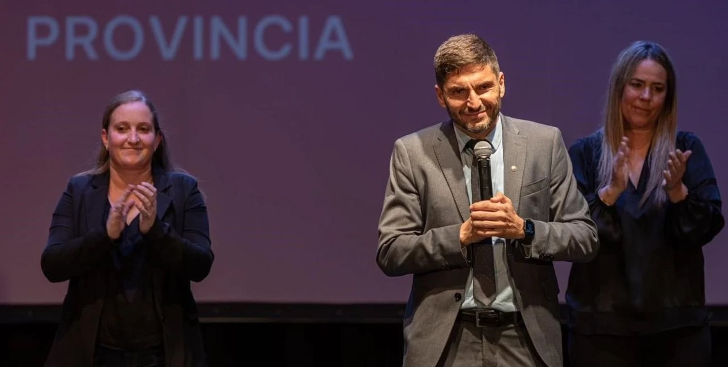 El gobernador Maximiliano Pullaro y la ministra de Igualdad y Desarrollo Humano, María Victoria Tejeda, encabezaron el evento. Crédito: Gobierno de Santa Fe