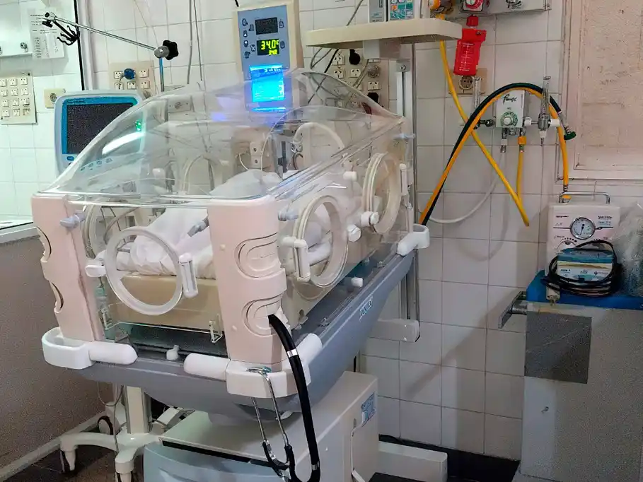 El Servicio de Neonatología incorporó una nueva incubadora y un oxímetro