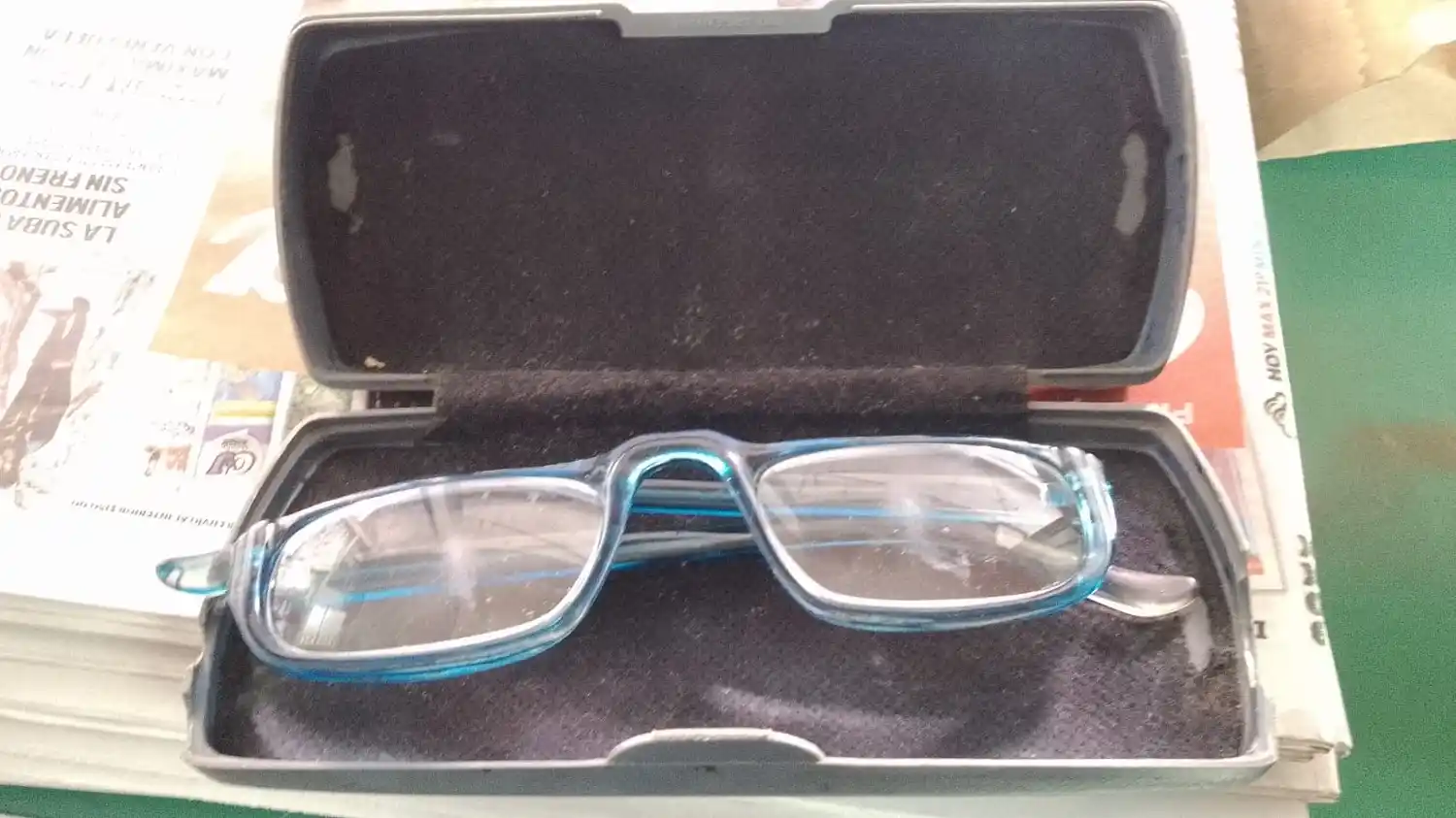 Anteojos olvidados en Kioskina