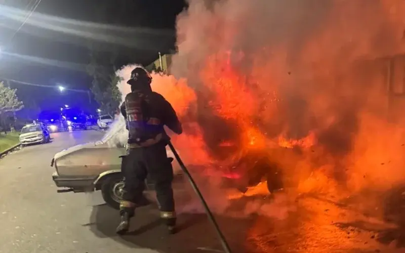 Madrugada movida para los bomberos en Rosario por tres incendios de autos en la calle