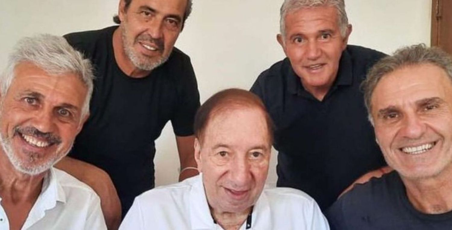 Carlos Bilardo recibió un reconocimiento de la Conmebol