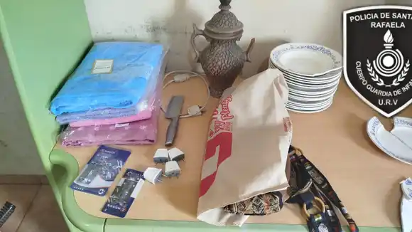 Paseaba con una bolsa con cosas robadas, lo descubrió la policía y salió corriendo tirando todo