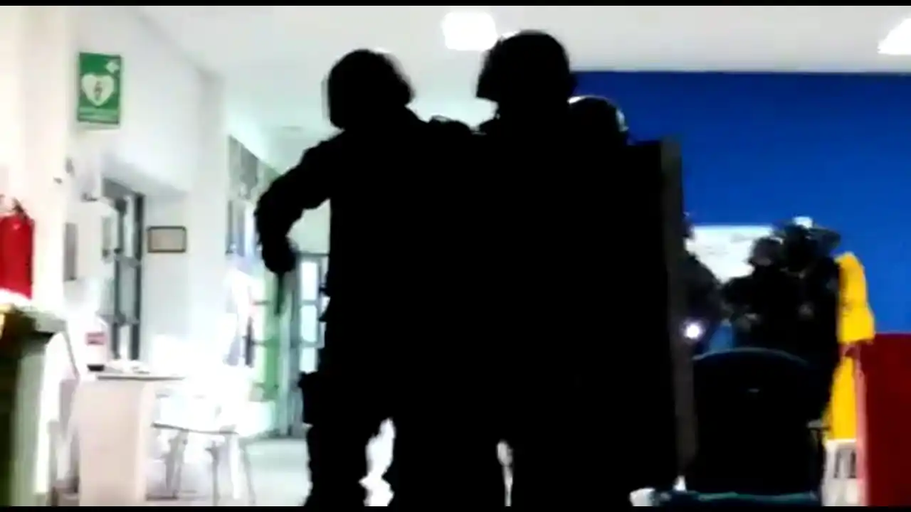 Video: La Policía desalojó el "acampe solidario" de trabajadores en Kimberly Clark y hay 8 detenidos