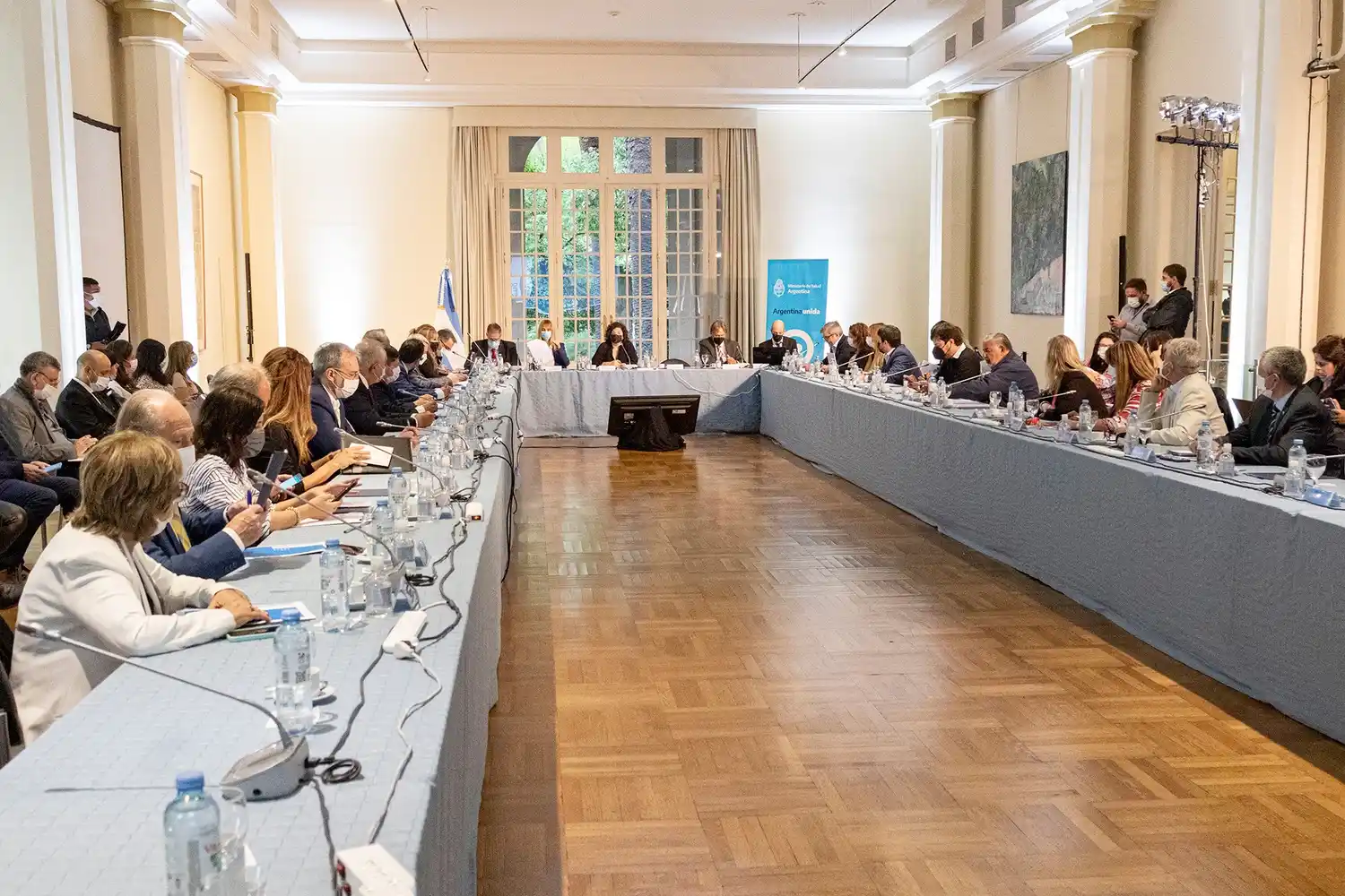 Autoridades sanitarias del país consensuaron mantener el uso del barbijo en escuelas y espacios cerrados