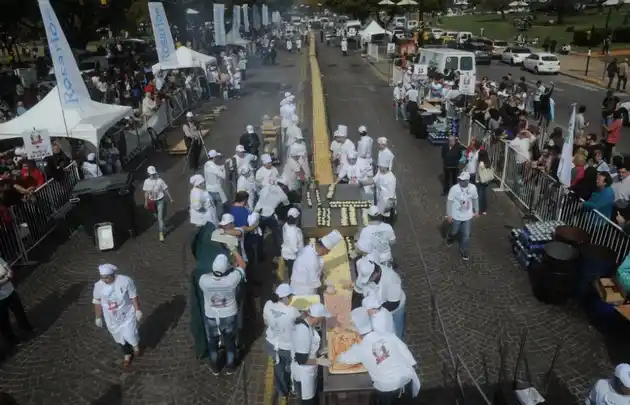 Dos balcarceños hicieron la pizza más larga de Argentina