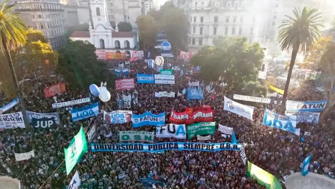 "La situación es crítica": una multitud en Plaza de Mayo reclamó más fondos para las universidades