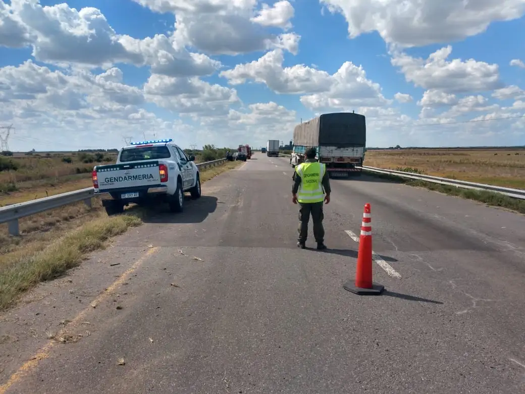 Un auto se despistó y chocó el guardarrail