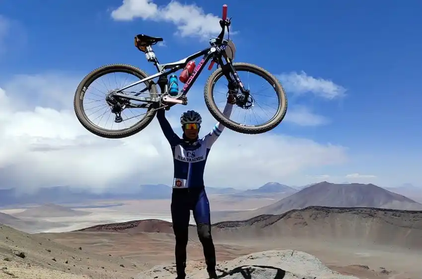 La ciclista Corina Butti logró el objetivo de rodar con su bicicleta a 5700 metros de altura