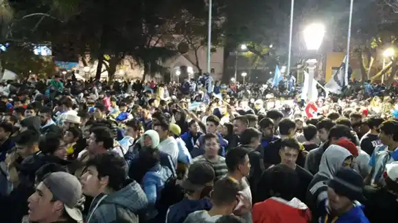 Tras la finalización del partido, el público se reunió el la Plaza 25 de Mayo