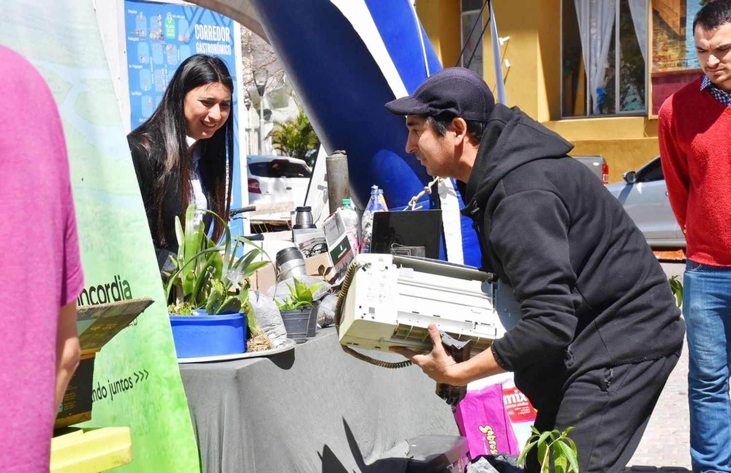 La municipalidad realizó una campaña de recolección de aparatos eléctricos y electrónicos en desuso 