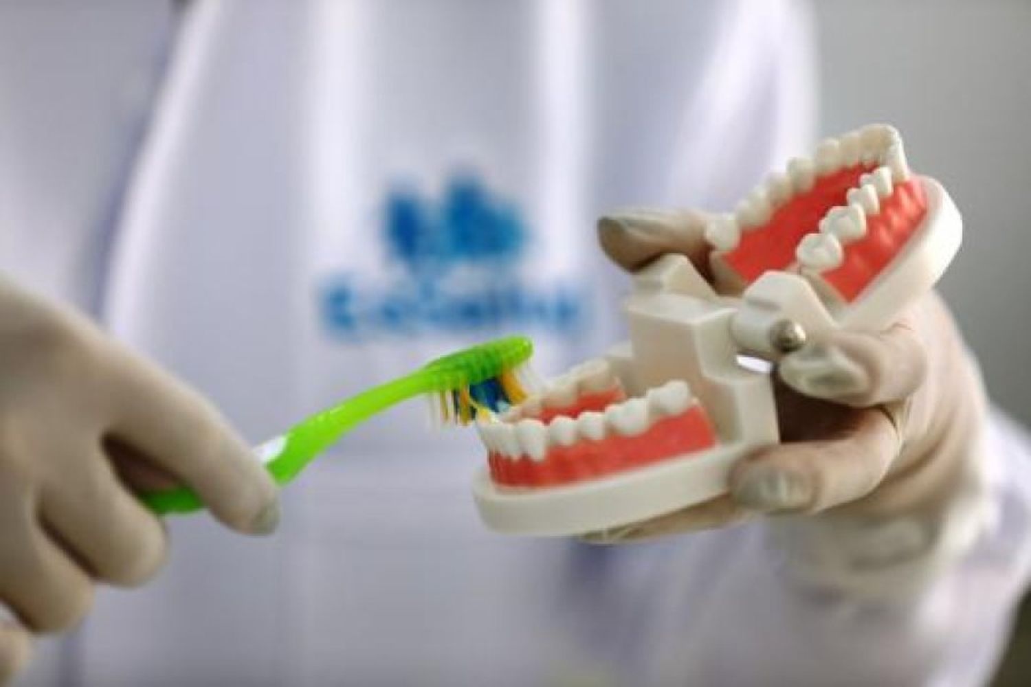 Lavarse los dientes y usar hilo dental puede ser importante para el cerebro