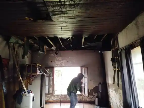 Vive con sus cinco hijos, le robaron y le prendieron fuego la casa: ahora pide ayuda para salir adelante