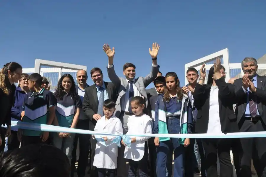 El gobernador inauguró una escuela en San José del Rincón