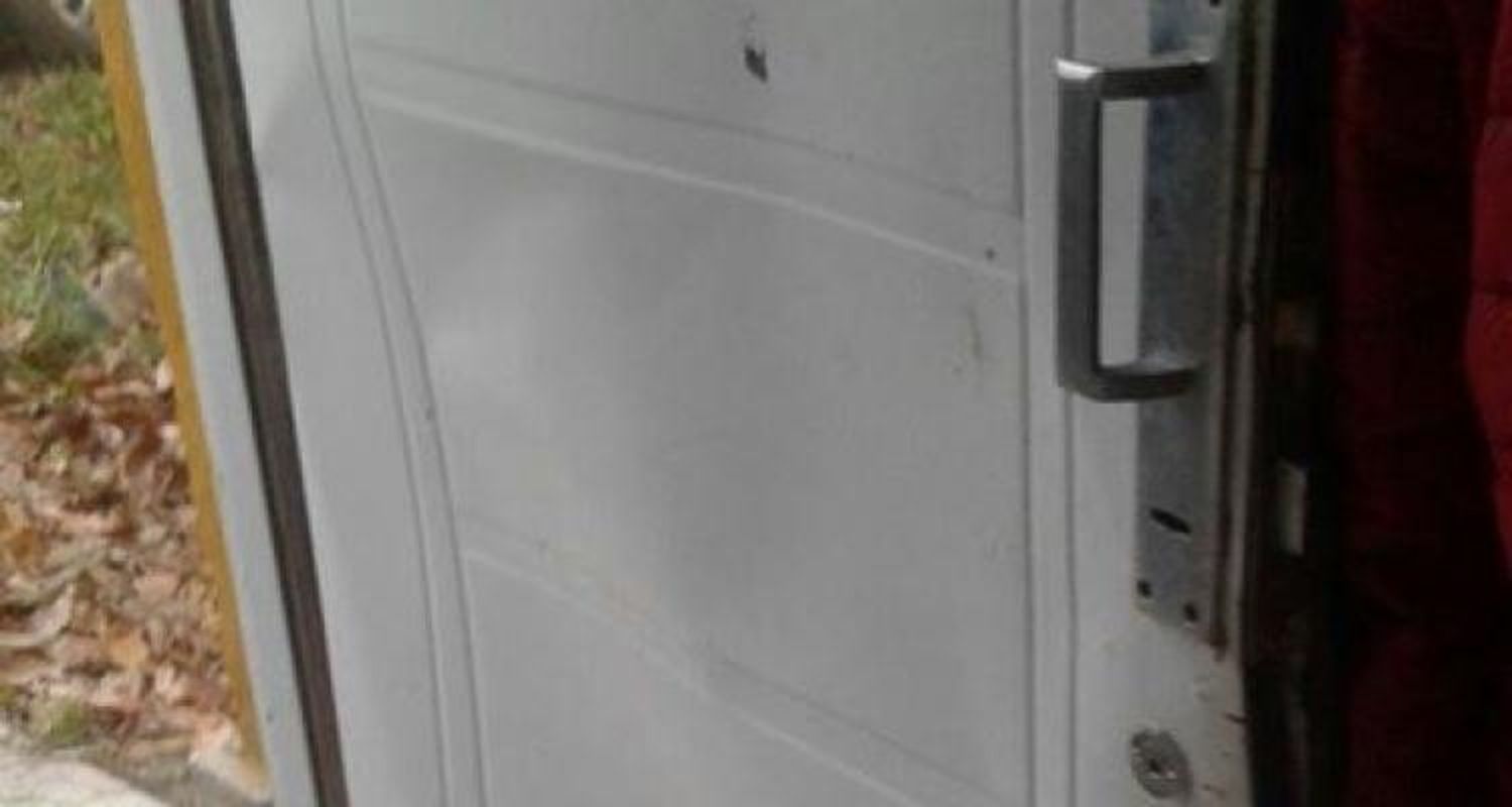 Tras romper la puerta con una moto, delincuentes robaron en una casa