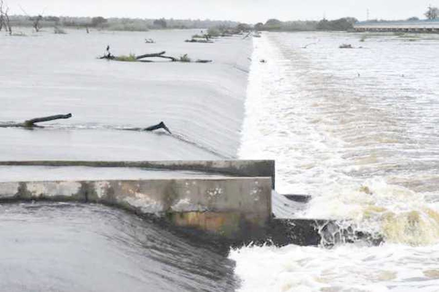 Las aguas pasan por encima del vertedero de la RP N.° 28