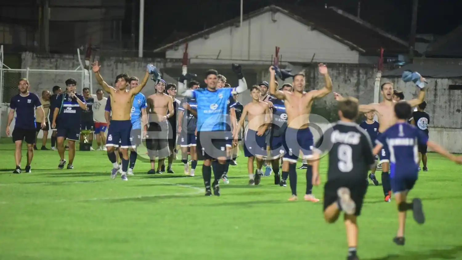 Hurtado, Seren, Leonardo Gogna y su hermano Matías aparecen en el primer plano del festejo de Gimnasia.