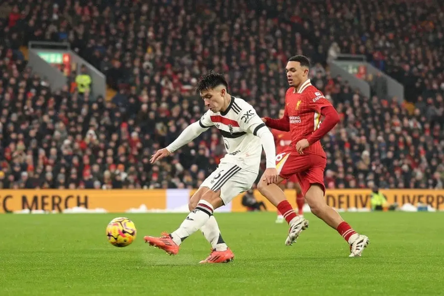 Lisandro Martínez marcó un golazo en el empate de Manchester United ante Liverpool